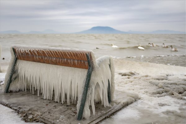 Aktuális híreink: Súlyos százezrekbe kerül, ha a Balaton jegére merészkedünk
